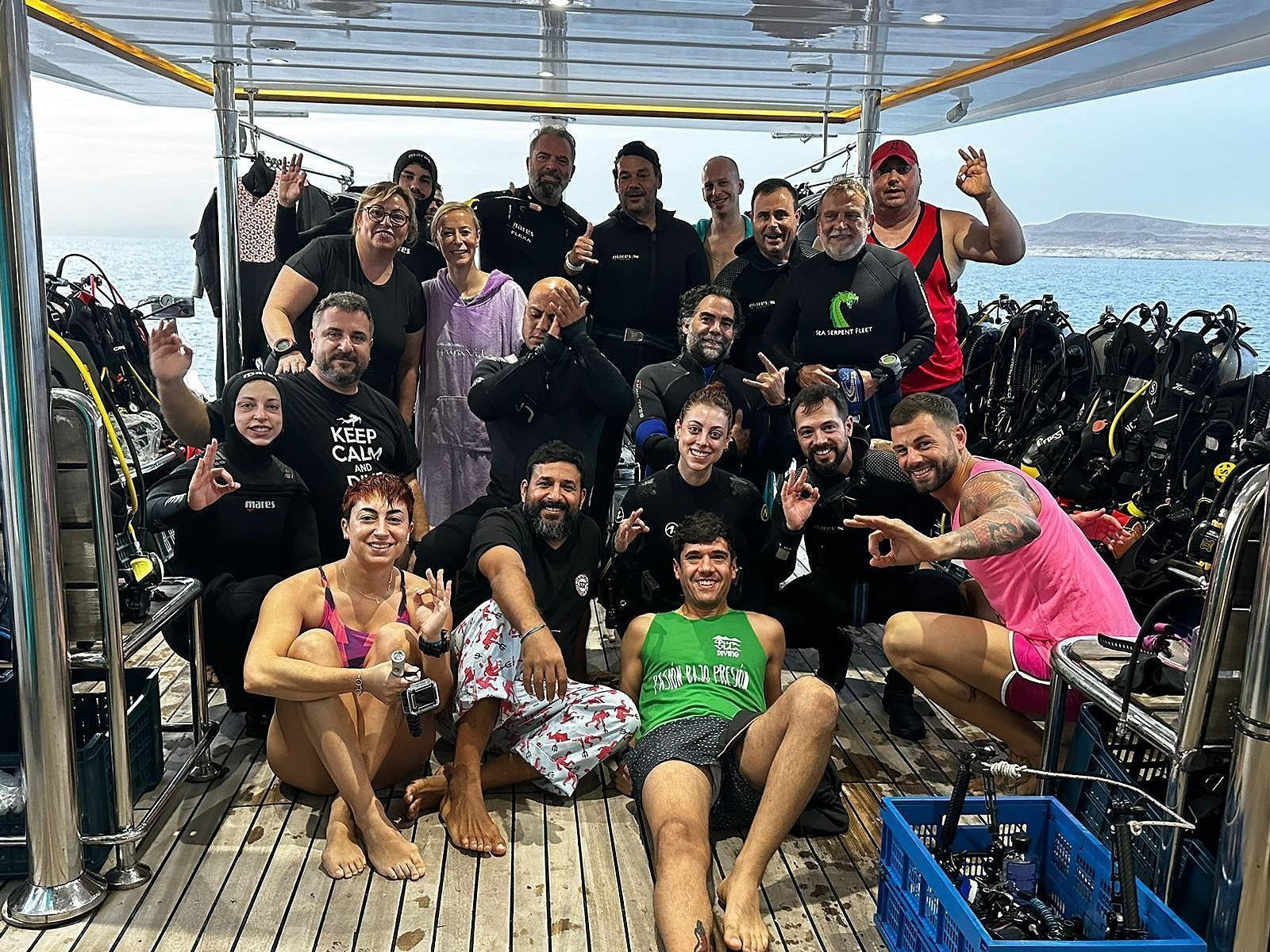 Grupo de personas listas para bucear