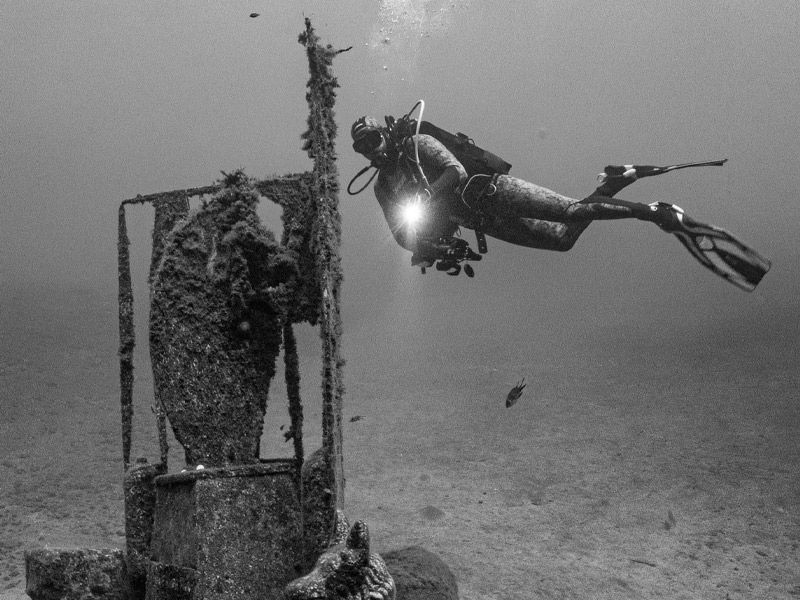 Scuba Diving observando barco